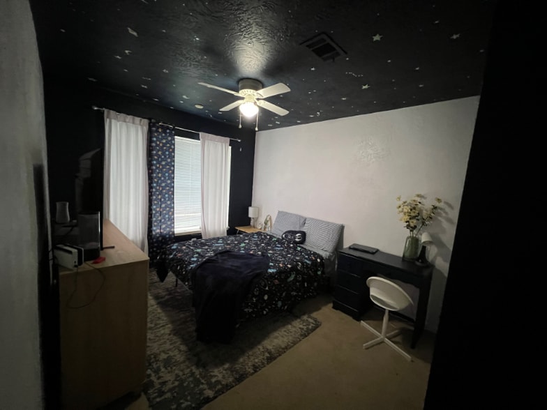 Building Photo - 7925 Blue Bonnet St