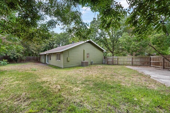 Building Photo - 7505 Shadywood Dr