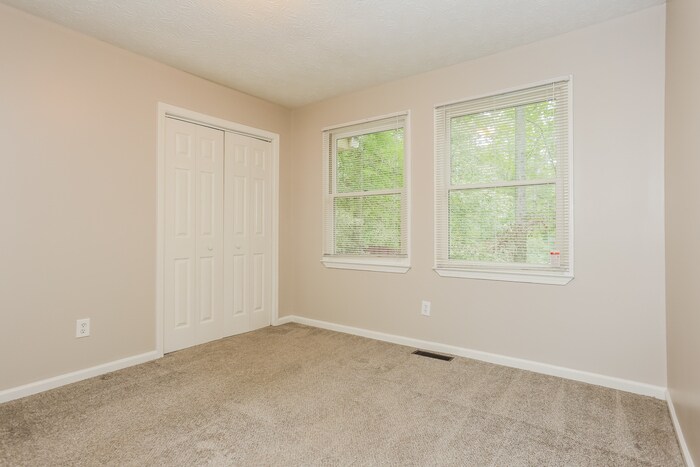 Building Photo - 525 Knollwood Dr