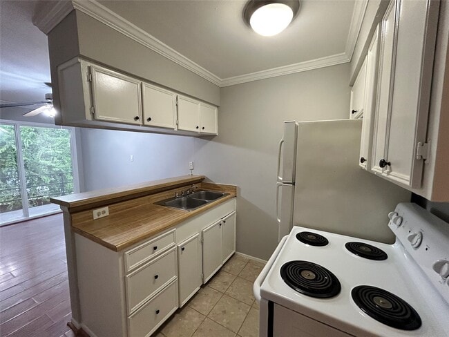 Building Photo - 807 Heights Blvd