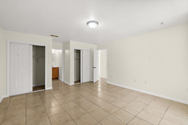 Building Photo - Spacious 3 Bedroom 2 Bath 1 Car Duplex in ...