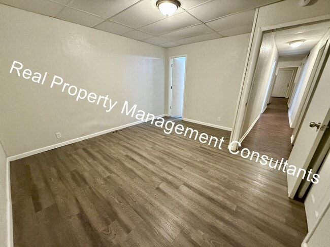 Building Photo - 3 Bed 2 Bath Duplex Now Available!