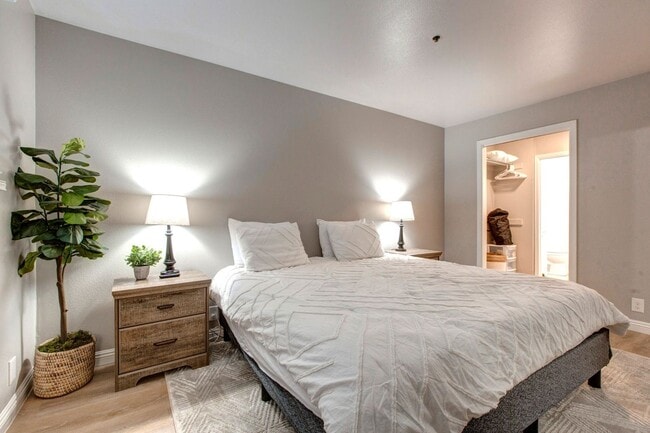 Building Photo - 2 Bedroom/ 2 Bathroom | FURNISHED | TV and Internet Included | Dog Considered