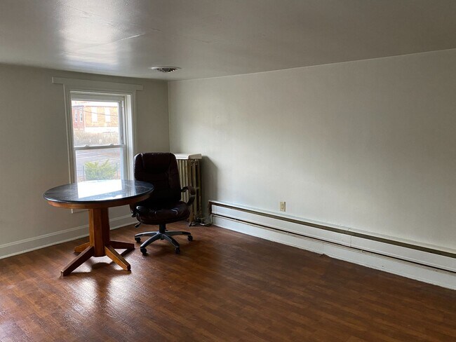 Building Photo - 137 N West