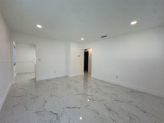Building Photo - 1431 N 14th Way
