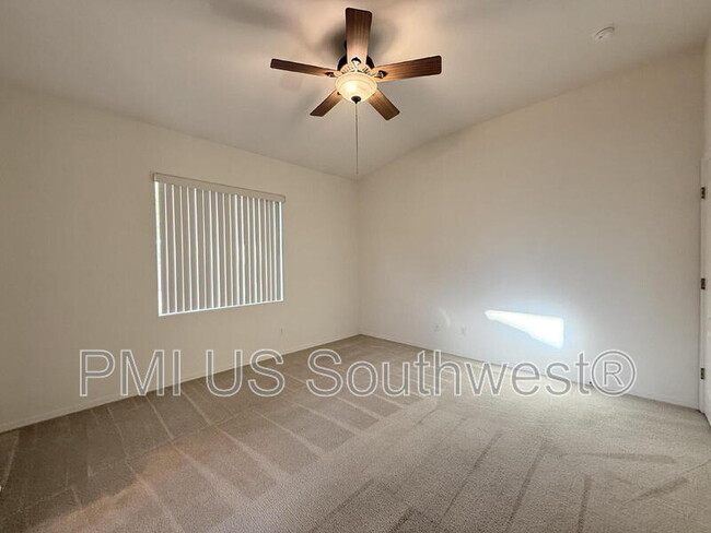 Building Photo - 2657 Edgewater Dr