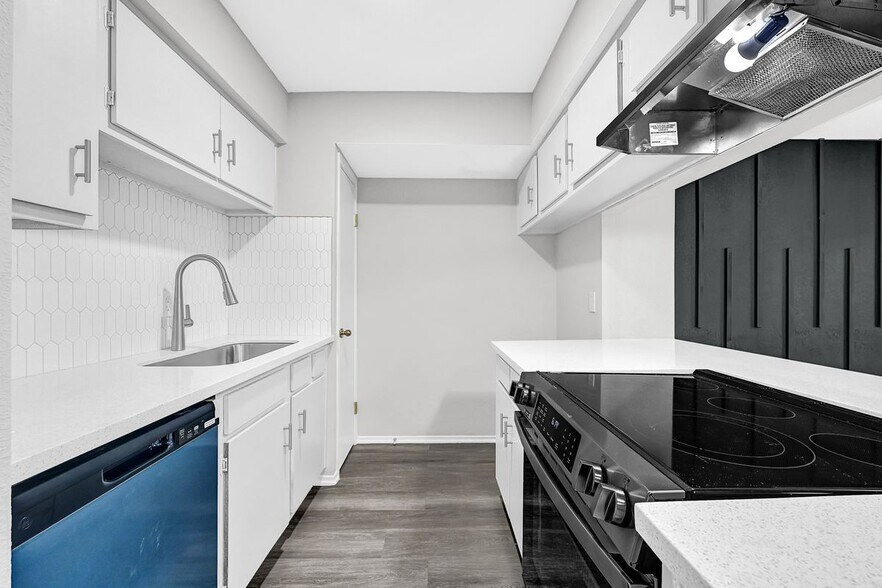 Building Photo - 6410 Del Monte Dr