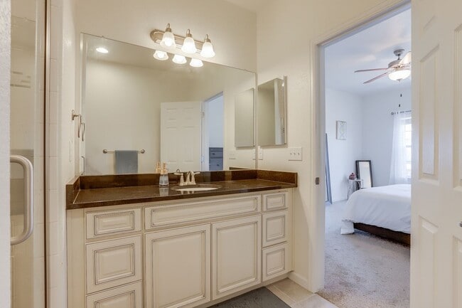 Building Photo - 3 bed 2.5 bath Townhome in Northwest Denver