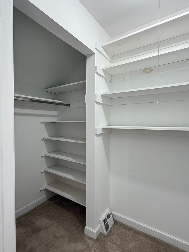 Building Photo - 71 Oak Knoll Dr