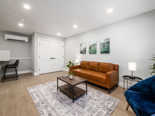 Building Photo - 494 Forest St