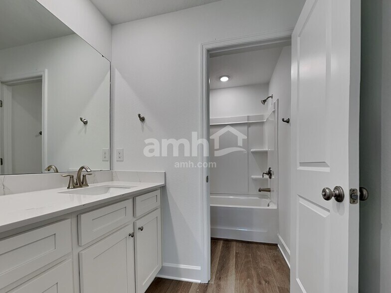 Building Photo - 2908 20th Ave W