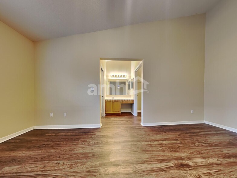 Building Photo - 1127 Dunbridge St