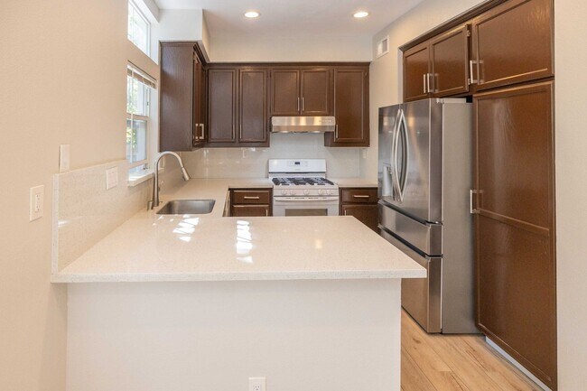 Building Photo - Spacious End-Unit Townhome in Gated Liberty Commons