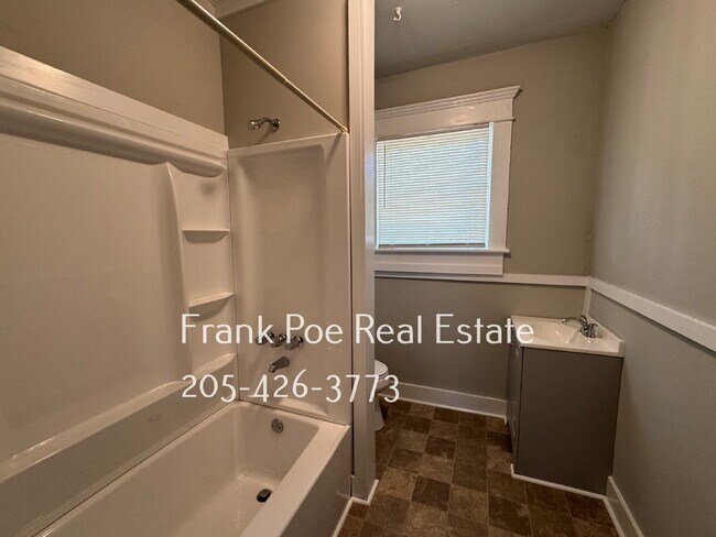 Building Photo - Charming 2 story Duplex Apartment in Birmingham