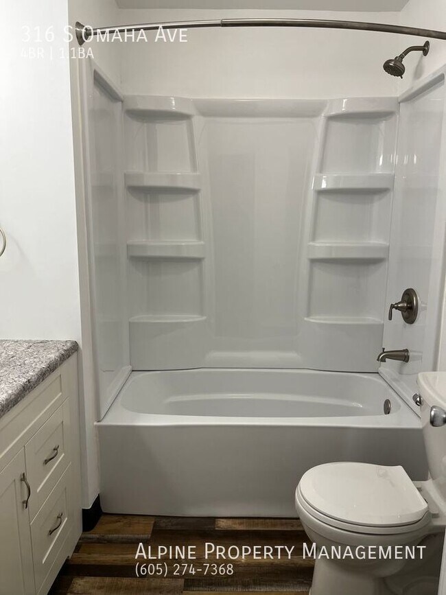 Building Photo - 4 Bed/1.5 Bath with Triple Stall Garage!