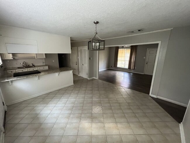 Building Photo - 3-Bedroom, 1.5-Bath Home in Baker  | Avail...