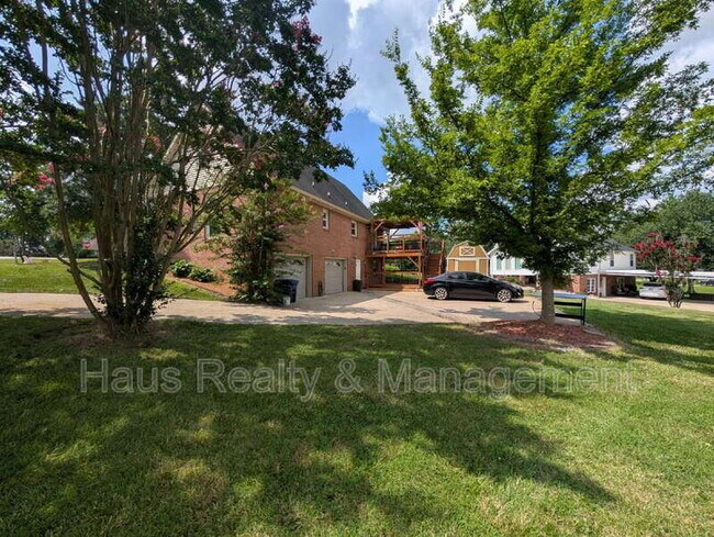 Building Photo - 2164 New England Pl