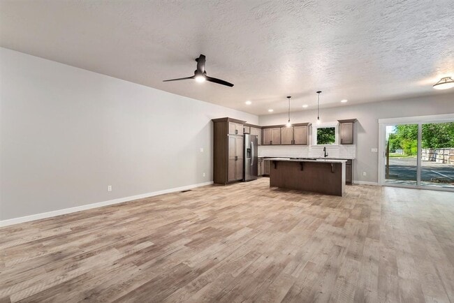 Building Photo - ? MOVE IN SPECIAL! ? $99.00 1st month rent...