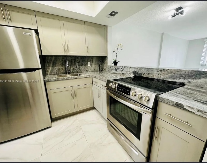 Building Photo - 1333 E Hallandale Beach Blvd