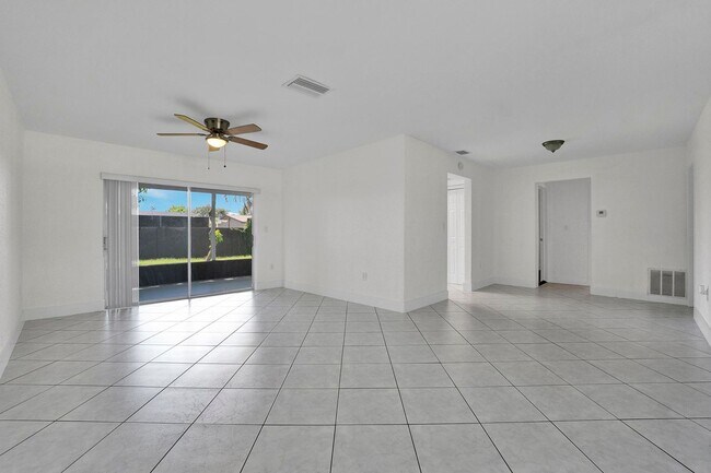 Building Photo - Sunrise Gem: Updated 2-Bed, 2-Bath with Ga...