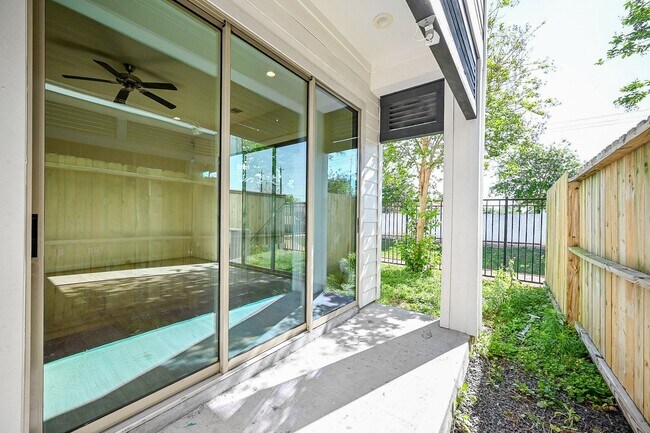 Building Photo - 1106 Fuschia Rd