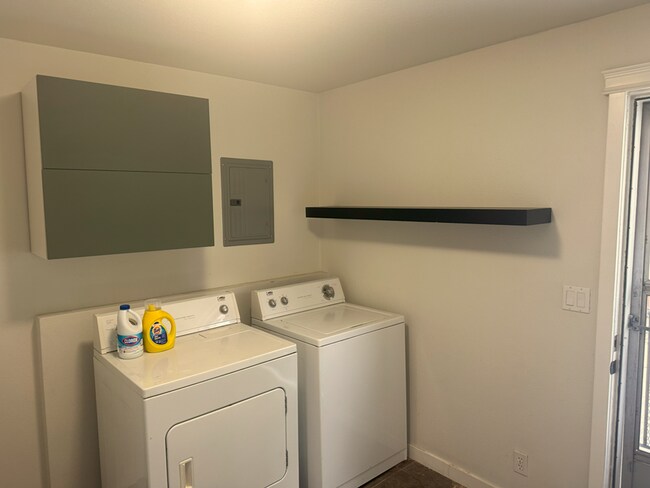 Building Photo - Beautifully Remodeled 2 Bed/1 Bath Single ...
