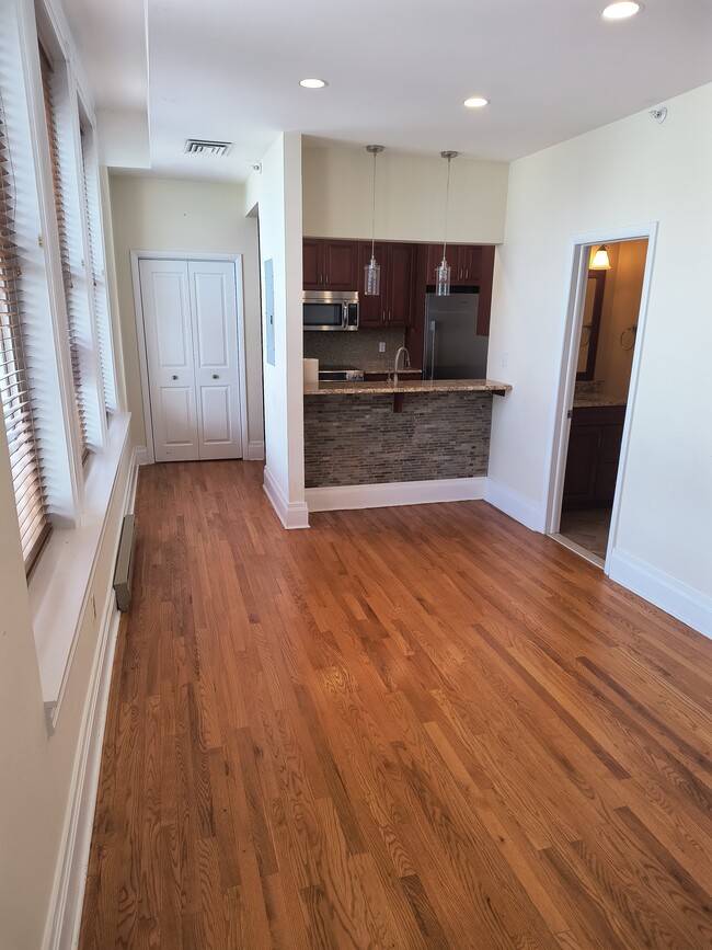 Building Photo - 535 Main St