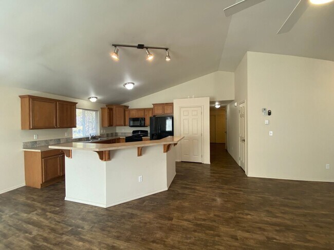 Building Photo - Quiet setting in La Pine!