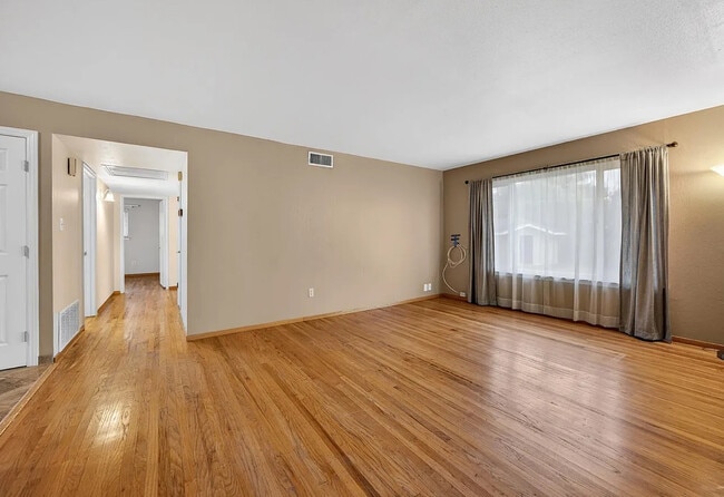 Building Photo - FOR RENT