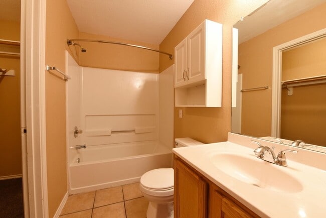 Building Photo - Charming and Spacious Home in a Quiet and ...