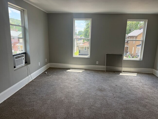 Building Photo - Large 3-Bed 2-Bath Home Uhrichsville