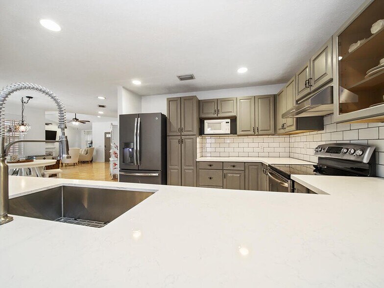 Building Photo - 3051 SW Earl Ave