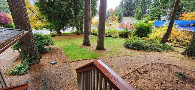 Building Photo - LYNNWOOD Spacious 3 bdrm + Den & Family Room Home