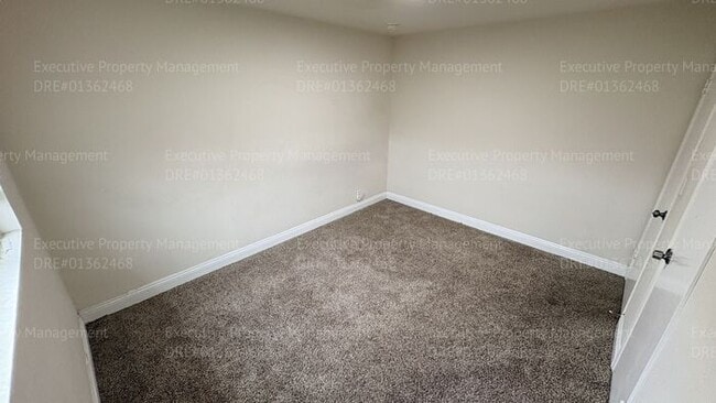 Building Photo - 2 bedroom 1 bathroom house located off the main street Oildale Dr.