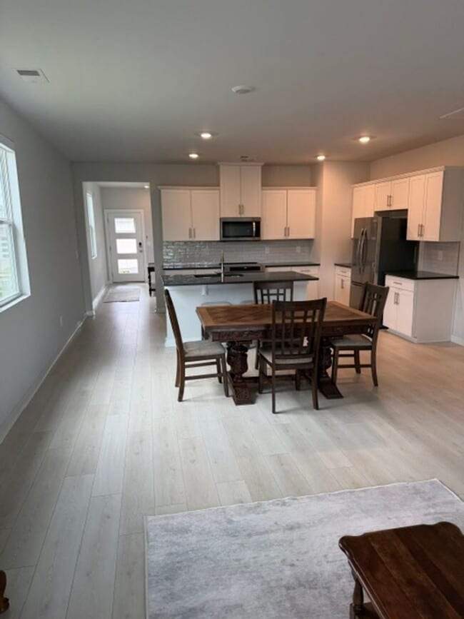 Building Photo - For Lease!! Available in June.  Experience comfortable, low-maintenance living in one of Gallatin...
