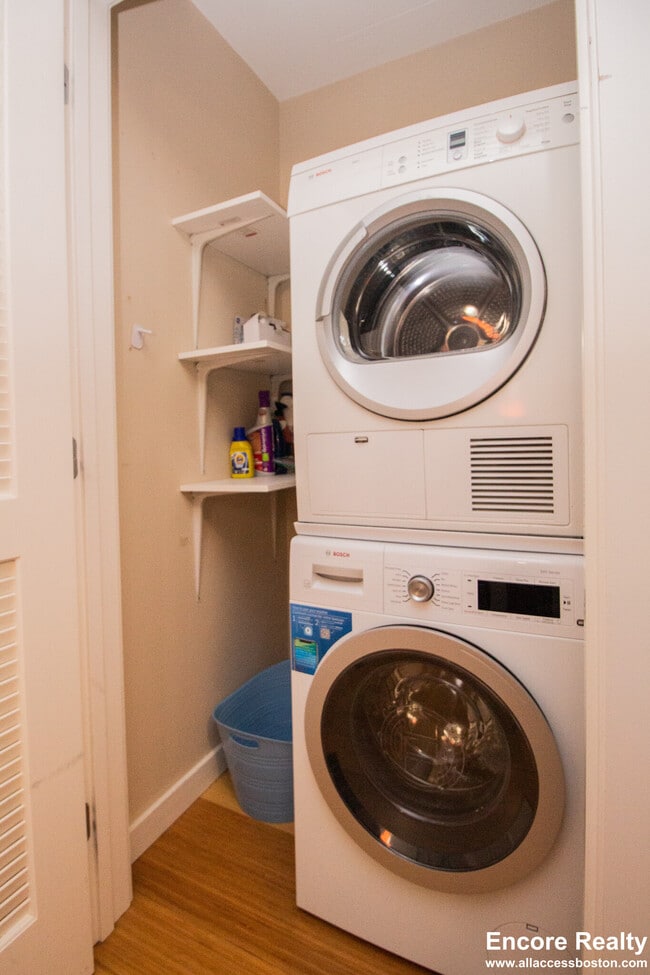 Building Photo - 16 Miner St