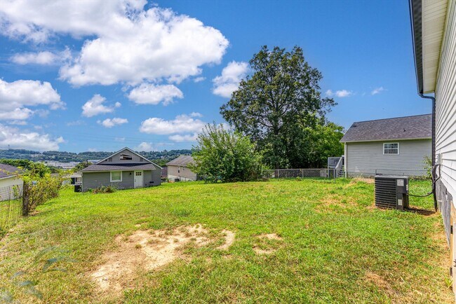 Building Photo - 5004 Knoxwood Dr