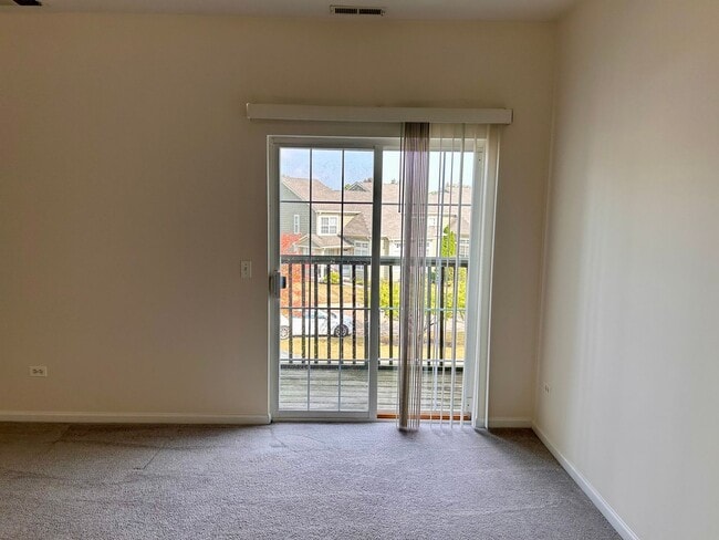 Building Photo - 2 Bedroom 2 Bath Townhouse in Grayslake