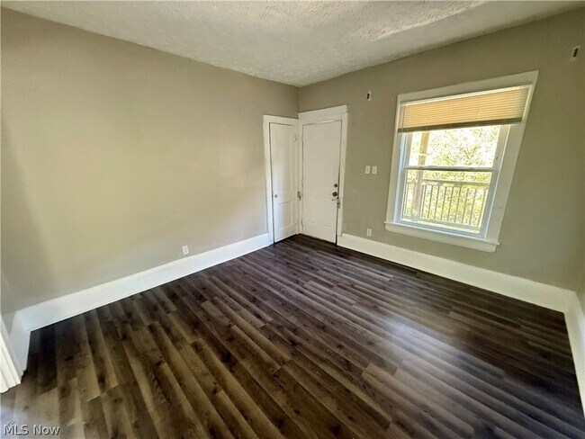 Building Photo - 866 Beardsley St