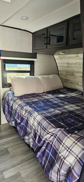 Building Photo - 206 New Iris Ln