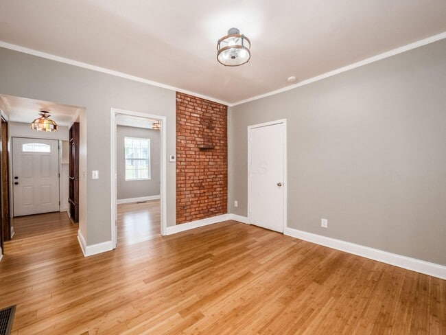 Building Photo - 574 Seymour Ave