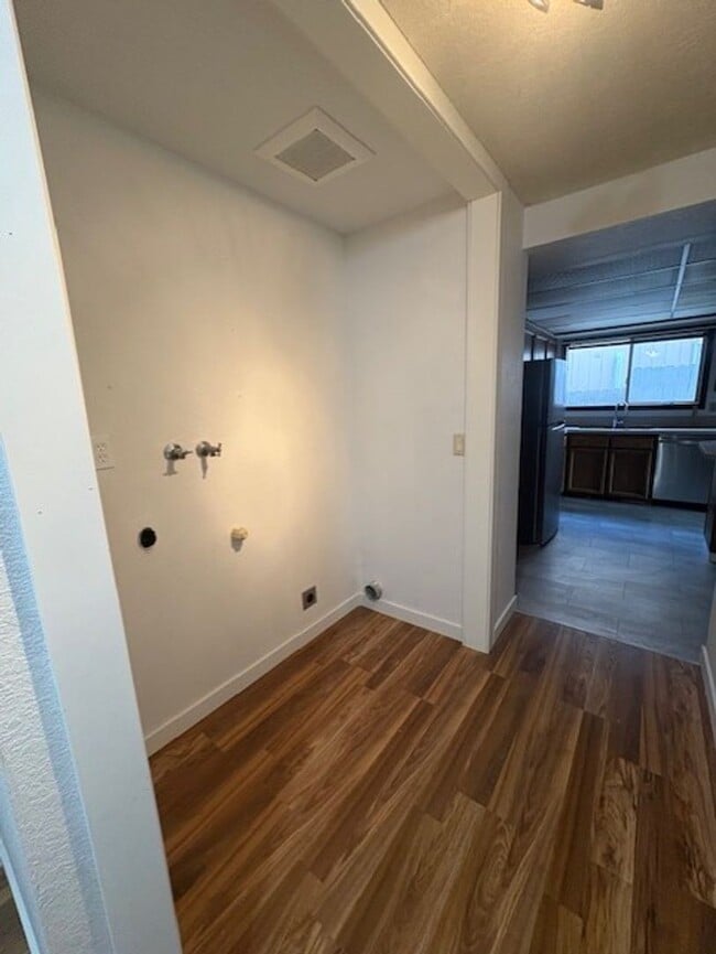 Building Photo - 3 bedroom/2 bath home