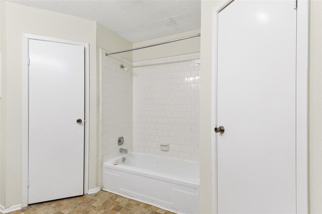 Building Photo - 5212 Beaverbrook Dr