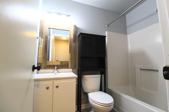 Building Photo - 1320 Bradley Dr
