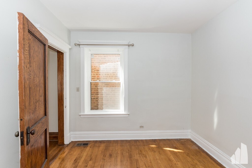 Building Photo - 4008 N Southport Ave