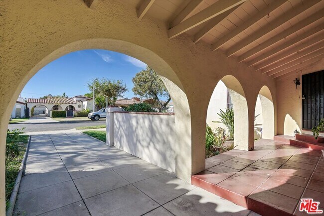 Building Photo - 3800 Roxton Ave