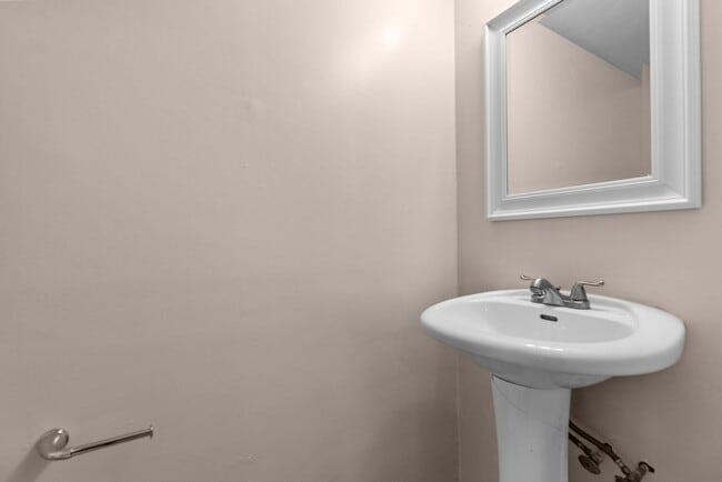 Building Photo - VB Townhouse 3 bedrooms