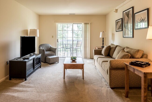 Building Photo - Two Bedroom Signature Style Apartment on t...