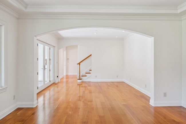 Building Photo - Beautiful, Old-World-style Home in the Heart of Central Menlo Park