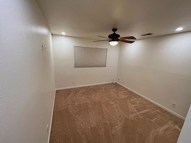 Building Photo - Gorgeous 5 bd 3 ba Corner Lot Home Newhall